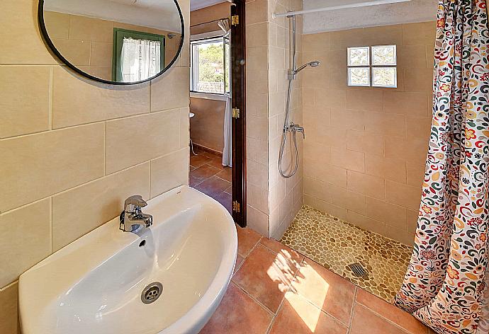 Bathroom with shower . - Villa Abril . (Fotogalerie) }}