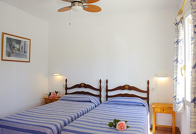 Twin bedroom with A/C . - Villa Capricorn . (Photo Gallery) }}