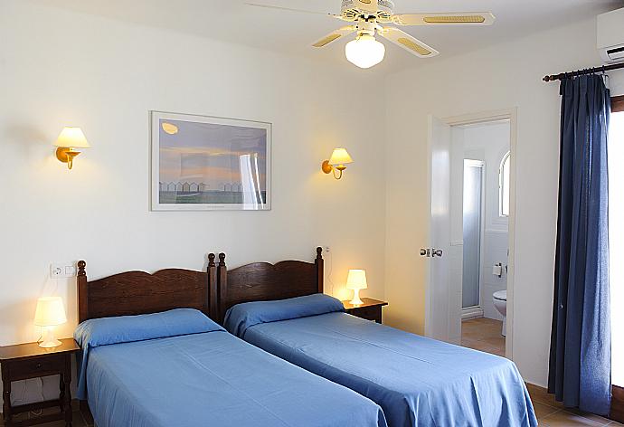 Twin bedroom with A/C . - Villa Capricorn . (Photo Gallery) }}