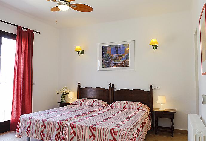 Twin bedroom with A/C . - Villa Capricorn . (Fotogalerie) }}