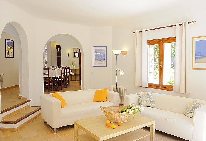 Living room with sofas, dining area, ornamental fireplace, WiFi internet, and satellite TV . - Villa Capricorn . (Fotogalerie) }}