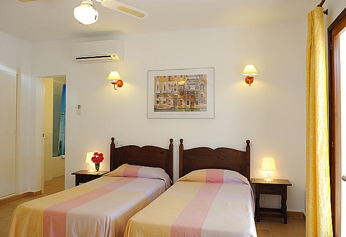 Twin bedroom with A/C . - Villa Capricorn . (Photo Gallery) }}