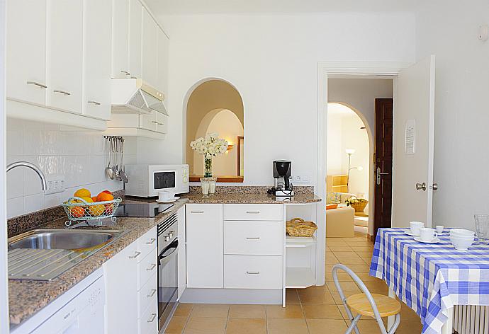 Equipped kitchen . - Villa Capricorn . (Galerie de photos) }}