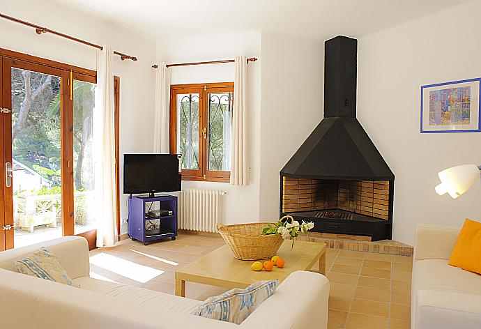 Living room with sofas, dining area, ornamental fireplace, WiFi internet, and satellite TV . - Villa Capricorn . (Galería de imágenes) }}