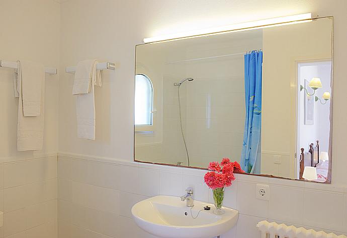 Bathroom with bath and shower . - Villa Capricorn . (Fotogalerie) }}