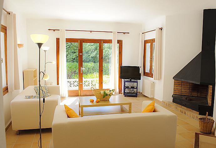 Living room with sofas, dining area, ornamental fireplace, WiFi internet, and satellite TV . - Villa Capricorn . (Galería de imágenes) }}