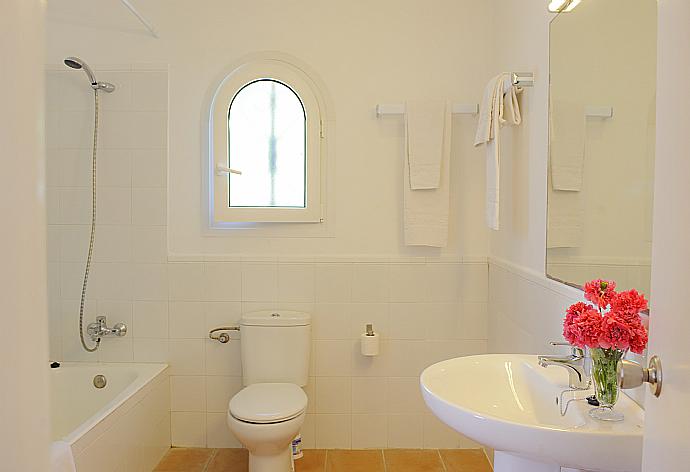 Bathroom with bath and shower . - Villa Capricorn . (Fotogalerie) }}