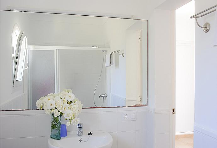 Bathroom with bath and shower . - Villa Capricorn . (Fotogalerie) }}