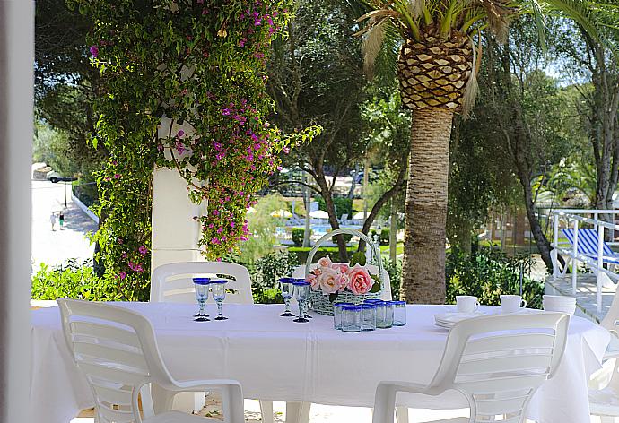 Terrace area . - Villa Capricorn . (Fotogalerie) }}