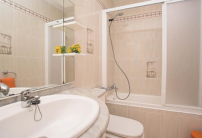 Family bathroom with bath and W/C . - Villa Alicia . (Photo Gallery) }}