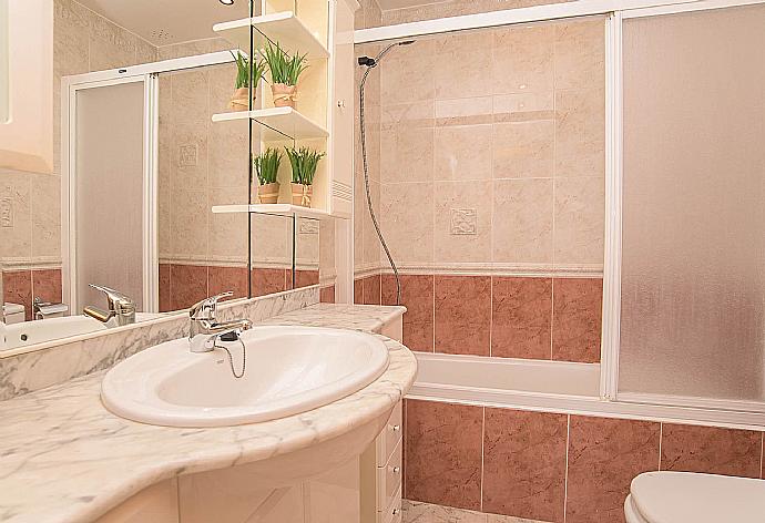 Family bathroom with bath and W/C . - Villa Alicia . (Galería de imágenes) }}