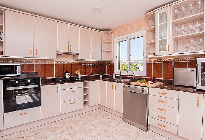 Equipped kitchen . - Villa Alicia . (Photo Gallery) }}