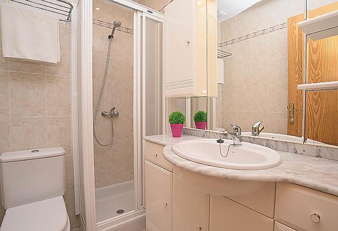 Family bathroom with shower and W/C . - Villa Alicia . (Fotogalerie) }}