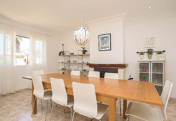 Living room with sofas, dining area, ornamental fireplace, WiFi internet, satellite TV, DVD player, and terrace access . - Villa Alicia . (Galería de imágenes) }}