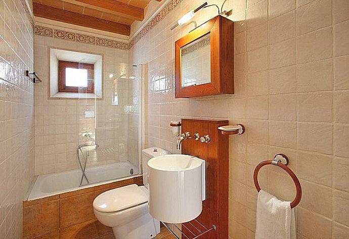 Family bathroom with bath and shower . - Villa Son Amer . (Fotogalerie) }}