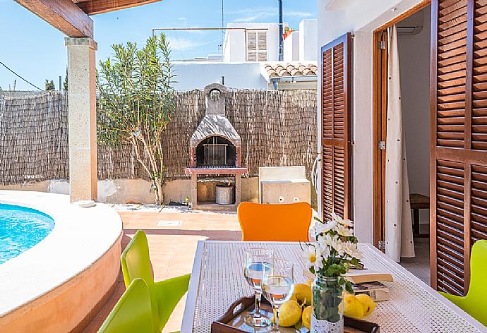 Terrace area with BBQ . - Villa Cubells . (Galleria fotografica) }}