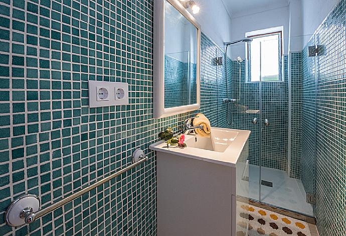 Bathroom with shower . - Villa Cubells . (Fotogalerie) }}