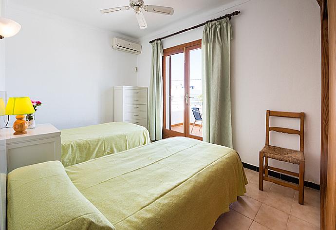 Twin bedroom with A/C . - Villa Cubells . (Galería de imágenes) }}