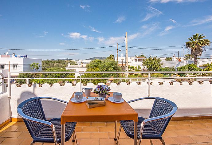 Terrace area . - Villa Cubells . (Fotogalerie) }}