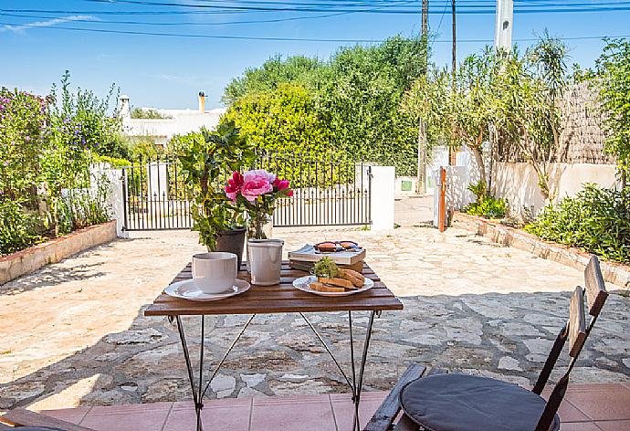 Terrace area . - Villa Cubells . (Галерея фотографий) }}