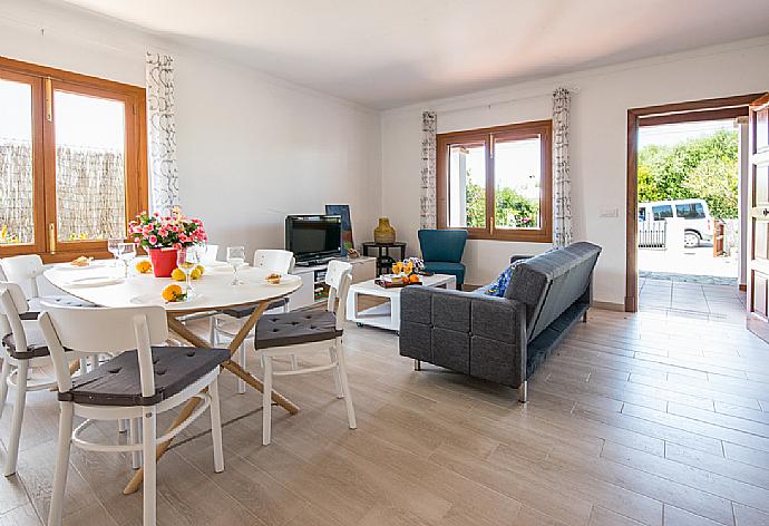 Open-plan living room with sofas, dining area, kitchen,  WiFi internet, and satellite TV . - Villa Cubells . (Galerie de photos) }}