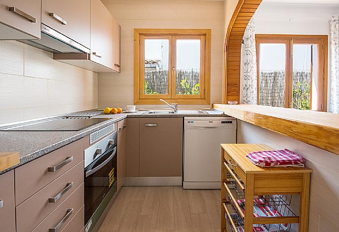 Equipped kitchen . - Villa Cubells . (Fotogalerie) }}