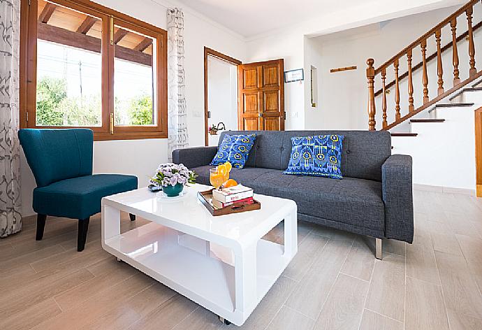 Open-plan living room with sofas, dining area, kitchen,  WiFi internet, and satellite TV . - Villa Cubells . (Fotogalerie) }}