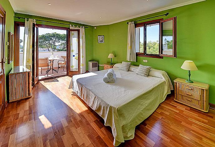 Double bedroom with balcony access . - Villa Marta . (Галерея фотографий) }}