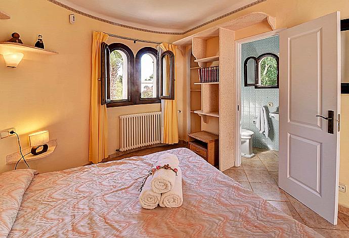 Double bedroom with en suite bathroom . - Villa Marta . (Galerie de photos) }}