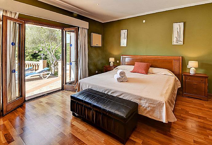 Double bedroom with en suite bathroom and pool terrace access . - Villa Marta . (Photo Gallery) }}