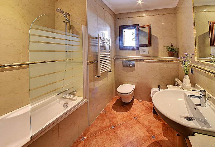 Bathroom with bath and shower . - Villa Marta . (Photo Gallery) }}