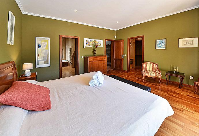 Double bedroom with en suite bathroom and pool terrace access . - Villa Marta . (Galería de imágenes) }}