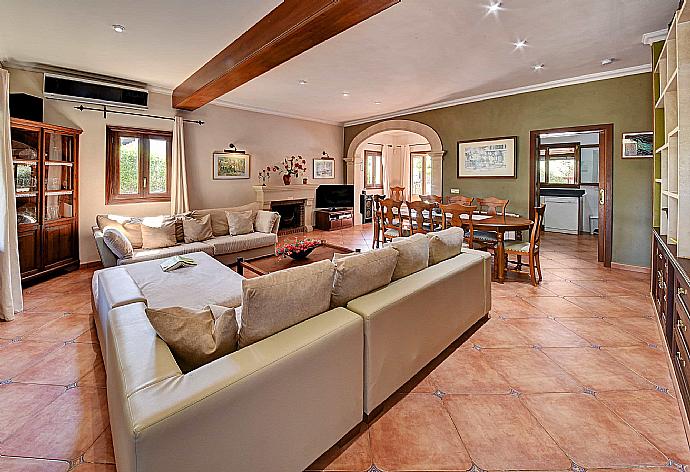 Living room with sofas, dining area, sofas, A/C, WiFi internet, satellite TV, and DVD player . - Villa Marta . (Galería de imágenes) }}