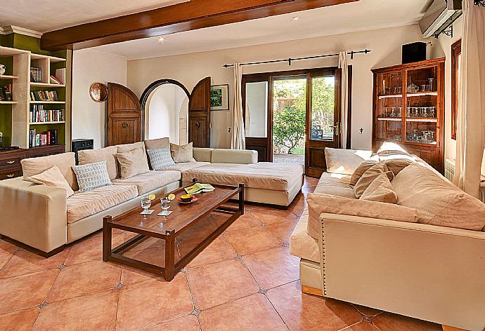 Living room with sofas, dining area, sofas, A/C, WiFi internet, satellite TV, and DVD player . - Villa Marta . (Galería de imágenes) }}