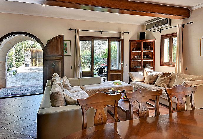 Living room with sofas, dining area, sofas, A/C, WiFi internet, satellite TV, and DVD player . - Villa Marta . (Galerie de photos) }}