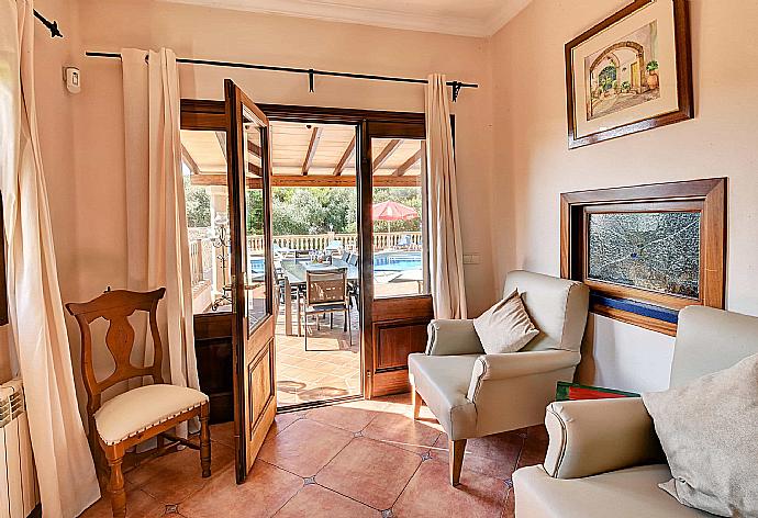 Living room with sofas, dining area, sofas, A/C, WiFi internet, satellite TV, and DVD player . - Villa Marta . (Galerie de photos) }}