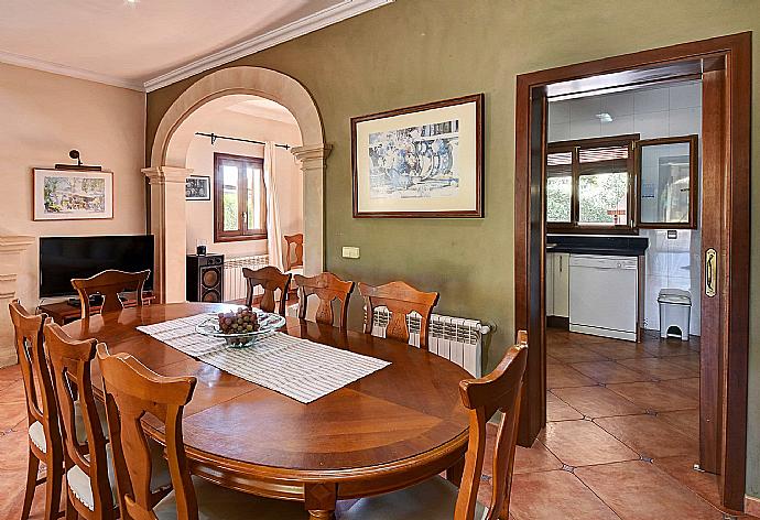 Living room with sofas, dining area, sofas, A/C, WiFi internet, satellite TV, and DVD player . - Villa Marta . (Galerie de photos) }}