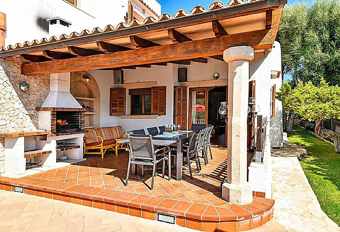 Sheltered terrace area with BBQ . - Villa Marta . (Galerie de photos) }}