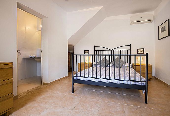 Double bedroom with A/C . - Villa Mumare . (Fotogalerie) }}