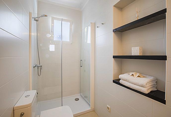 Bathroom with shower . - Villa Mumare . (Photo Gallery) }}