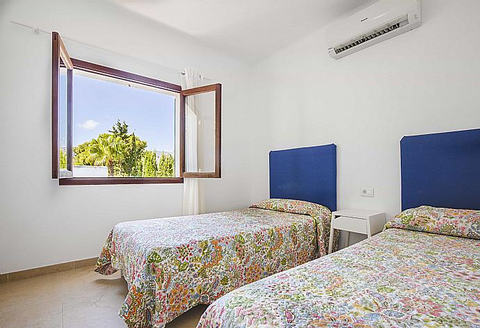 Twin bedroom with A/C . - Villa Mumare . (Photo Gallery) }}