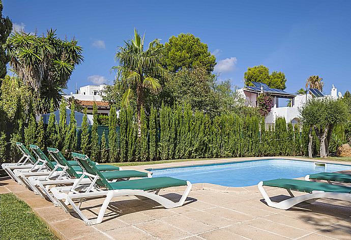 Private pool and terrace . - Villa Mumare . (Fotogalerie) }}