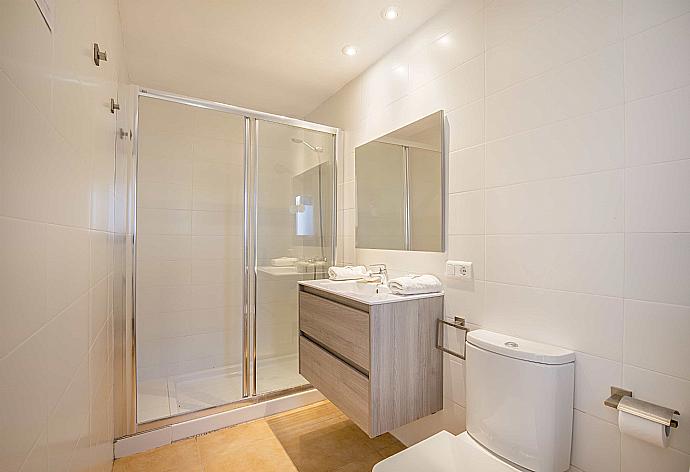 Bathroom with shower . - Villa Mumare . (Photo Gallery) }}