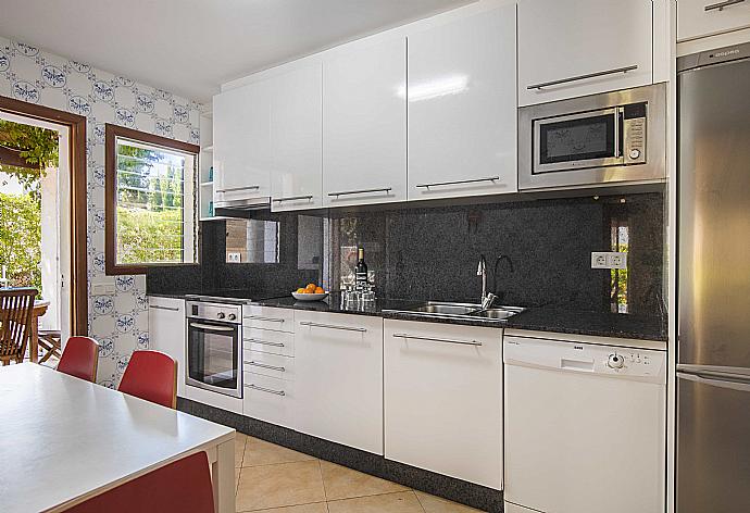 Equipped kitchen . - Villa Mumare . (Photo Gallery) }}