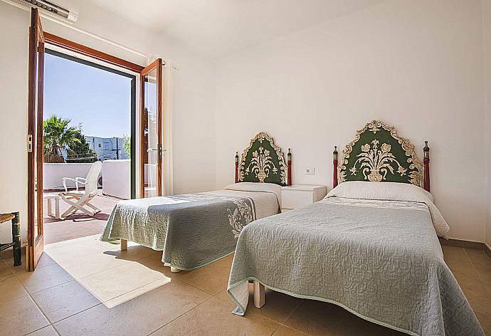 Twin bedroom with A/C . - Villa Mumare . (Galerie de photos) }}