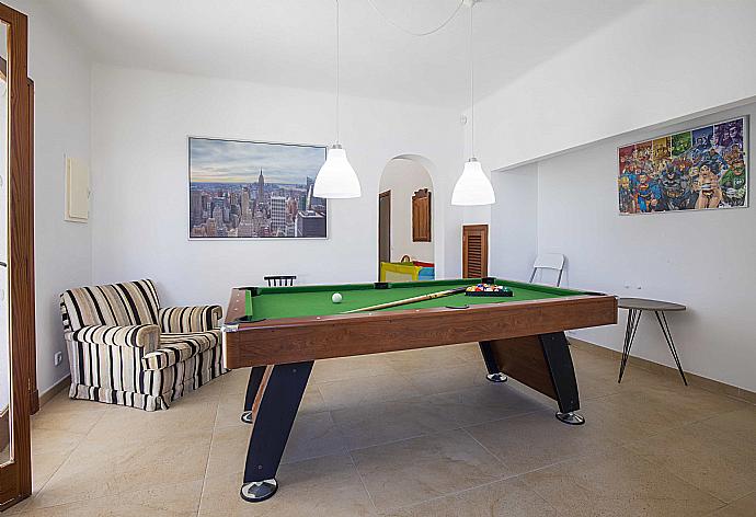 Games room with pool table . - Villa Mumare . (Photo Gallery) }}