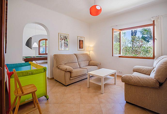 Living room with sofas, dining area, A/C, WiFi internet, and satellite TV . - Villa Mumare . (Galería de imágenes) }}