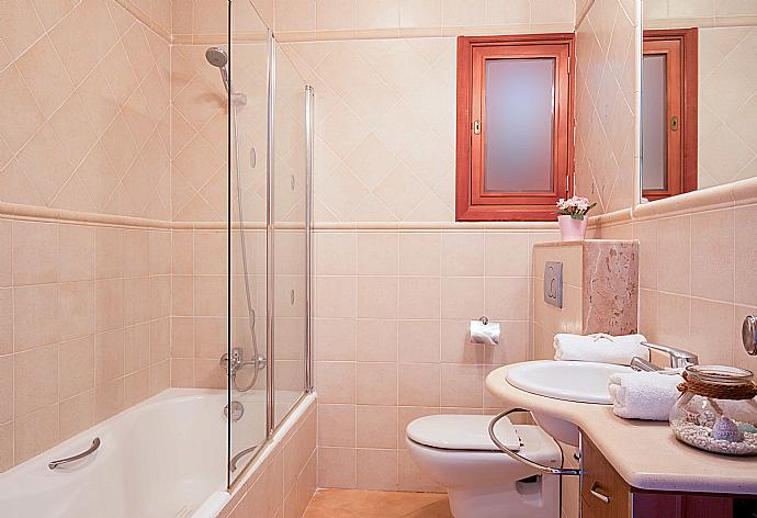 Bathroom with bath and shower . - Villa Mumare . (Photo Gallery) }}