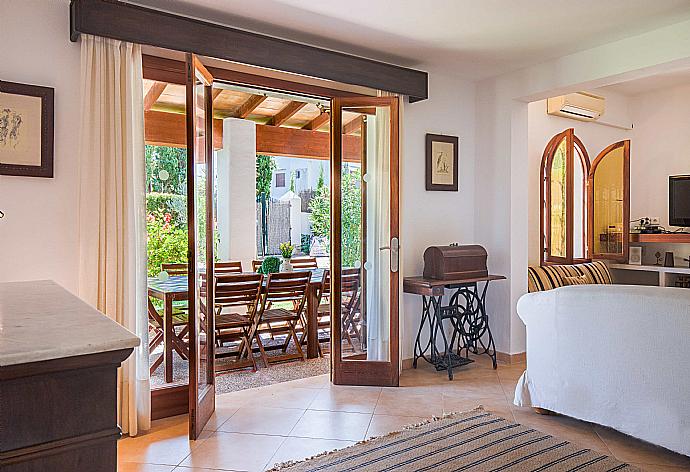 Living room with sofas, dining area, A/C, WiFi internet, and satellite TV . - Villa Mumare . (Galleria fotografica) }}