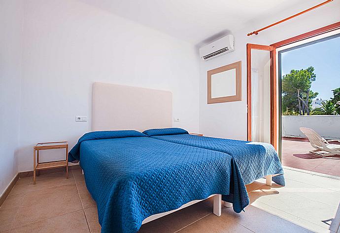 Twin bedroom with A/C . - Villa Mumare . (Galería de imágenes) }}